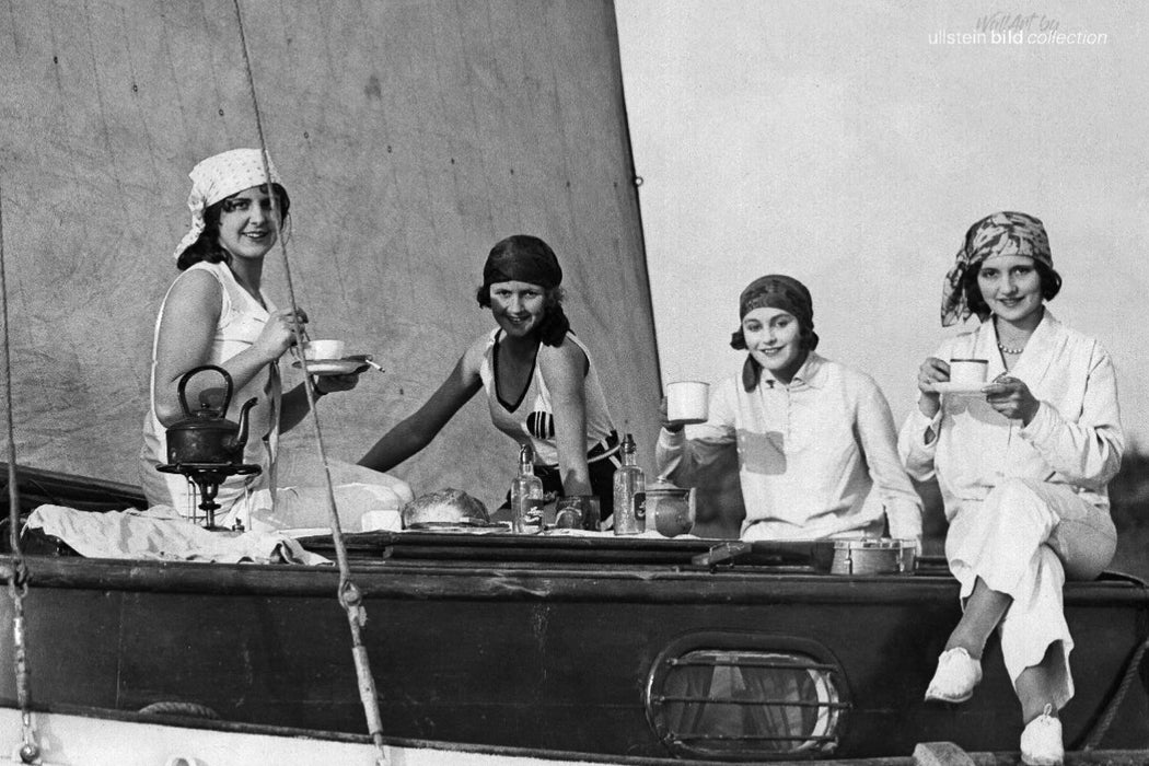 Premium Textil-Leinwand Premium Textil-Leinwand 120 cm x 80 cm quer Vier Frauen beim Kaffeetrinken auf einem Segelboot