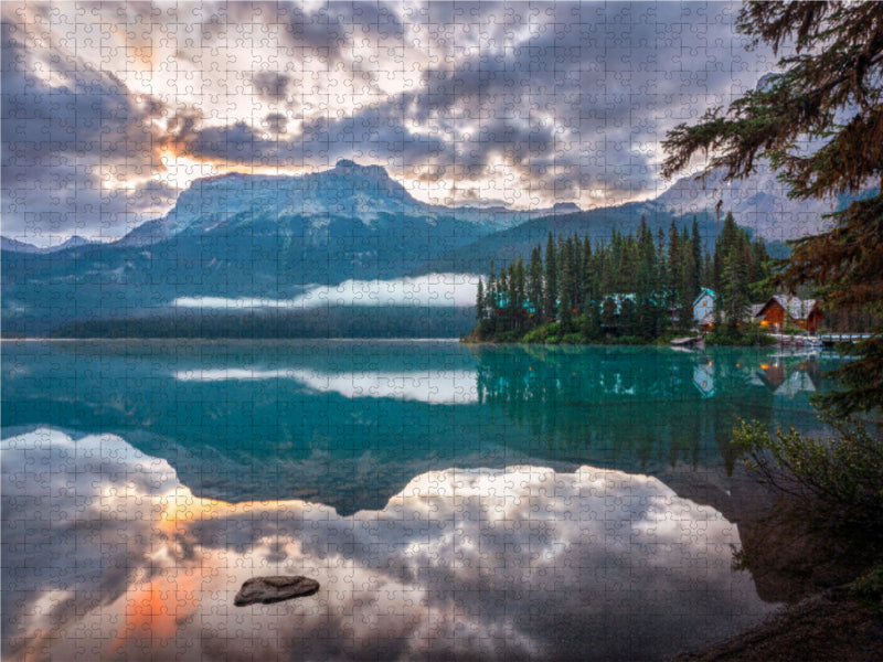 Sunrise at Emerald Lake in Yoho National Park - CALVENDO photo puzzle 