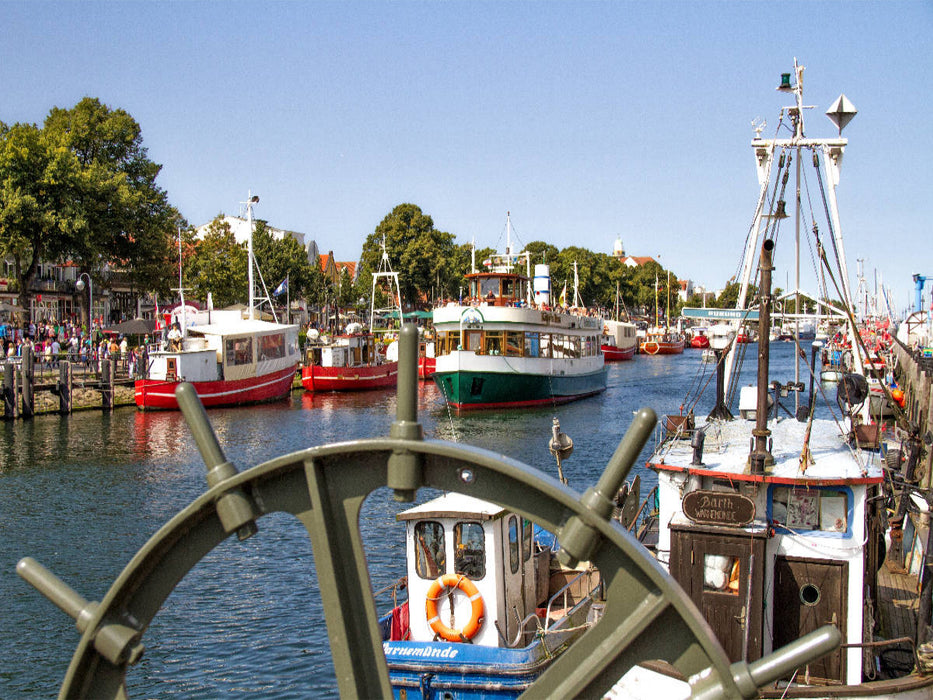 Fishing boats and passenger ships on the Warnemünder Alten Strom - CALVENDO photo puzzle 