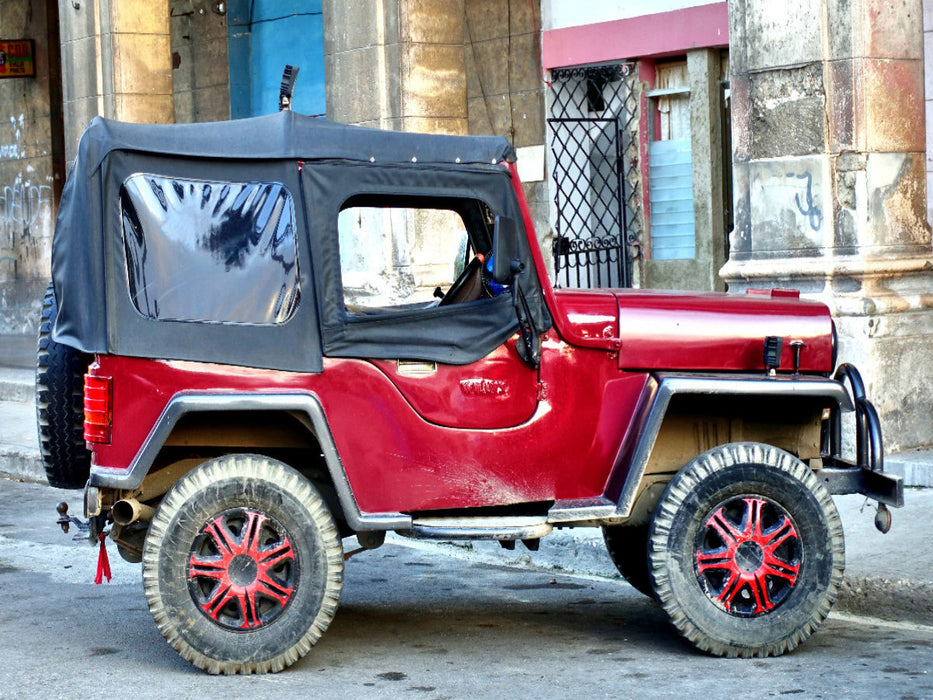The legendary American Willys Jeep in Havana - CALVENDO photo puzzle 