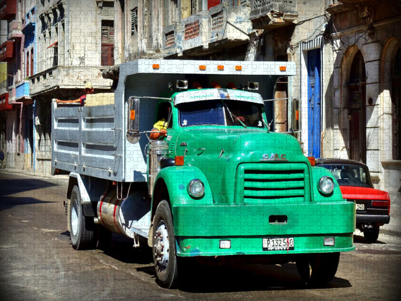 Un camion vintage de la marque traditionnelle américaine GMC à Cuba - Puzzle photo CALVENDO 