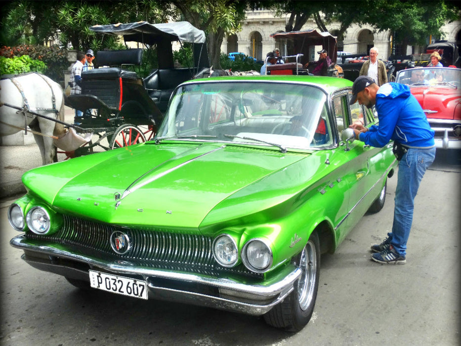 The US classic car Buick LeSabre in Havana - CALVENDO photo puzzle 