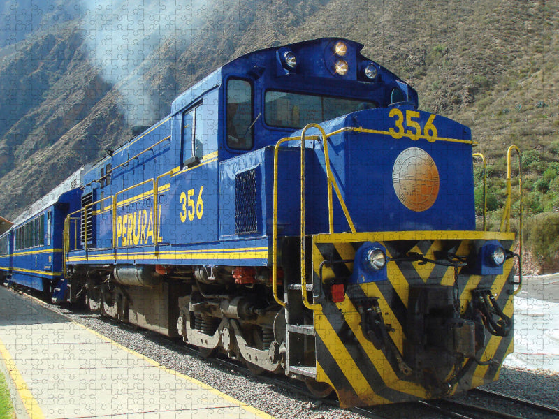 Gare d'Ollantaytambo Peru Rail, train diesel à voie étroite jusqu'à Machu Picchu. - Puzzle photo CALVENDO' 