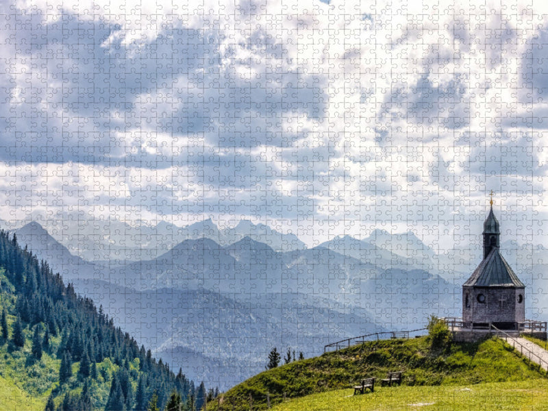 Tegernseer Kirche auf dem Wallberg mit Blick auf die Alpen - CALVENDO Foto-Puzzle'