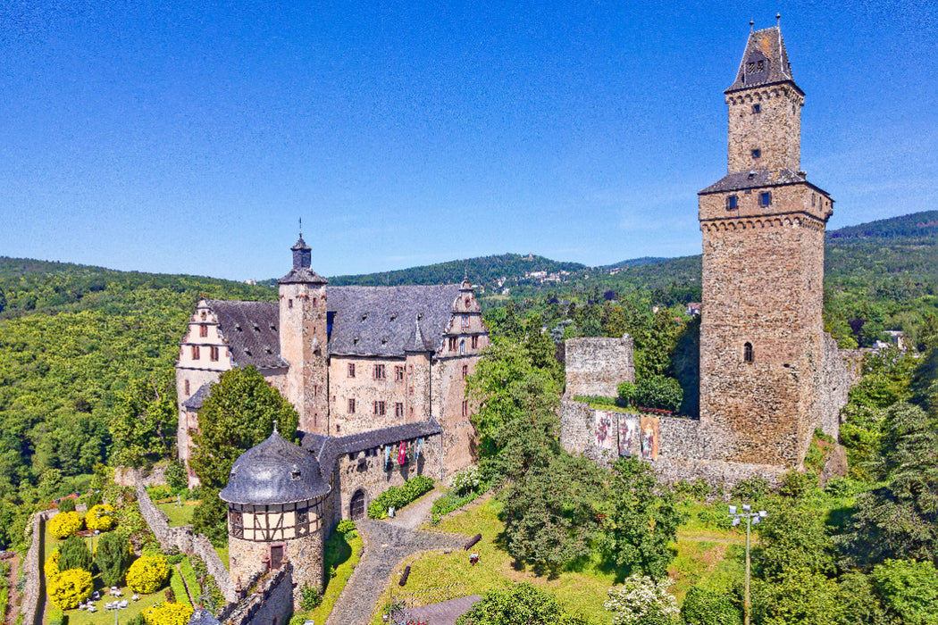 Premium Textil-Leinwand Erst bei näherer Betrachtung erkennt man die Kanonenkugeln im Turm der Burg Kronberg