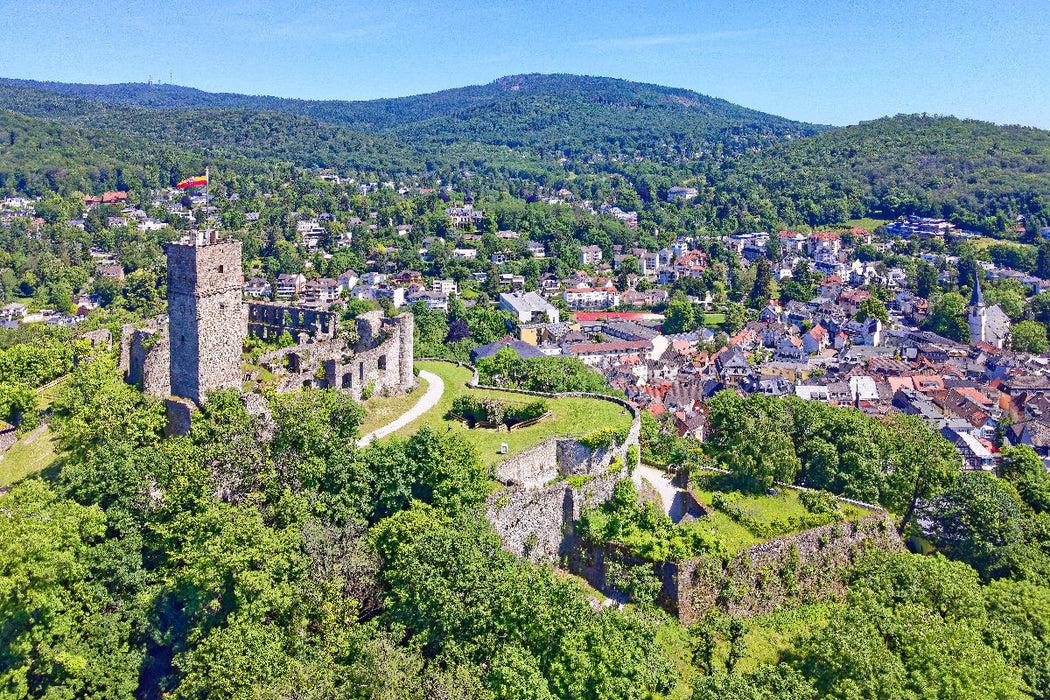 Premium Textil-Leinwand Oben auf der Burg Königstein genießt man die klare Taunusluft