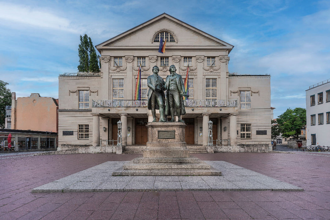 Premium Textil-Leinwand Goethe und Schiller Denkmal vor den Nationaltheater Weimar.