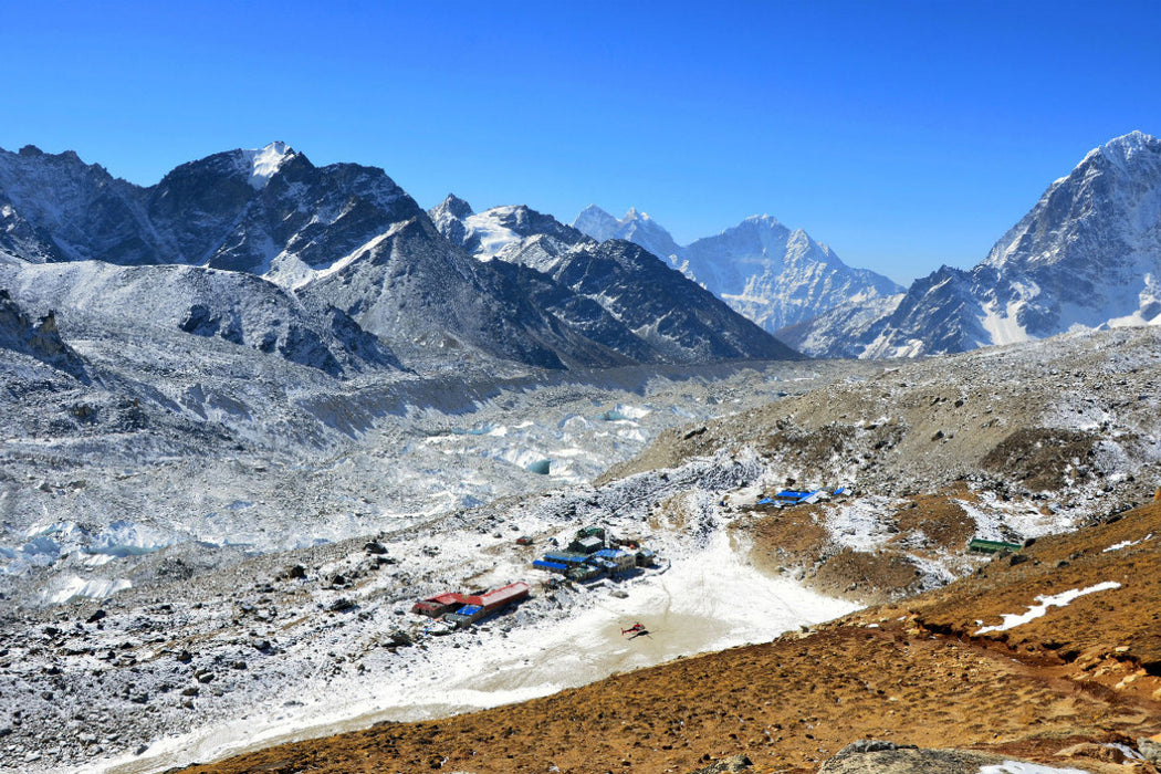 Premium Textil-Leinwand Der letzte Ort vor dem Everest Base Camp, Gorak Shep (5140 m), beim Abstieg vom Aussichtsgipfel Kala Pattar