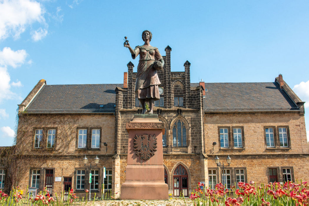 Premium Textil-Leinwand Die Göttin Flora Statue in Quedlinburg