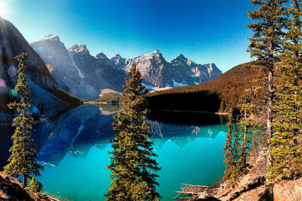 Premium Textil-Leinwand Das beeindruckende Panorama über den Moraine Lake zeigt die ganze Schönheit der kanadischen Rocky Mountains.