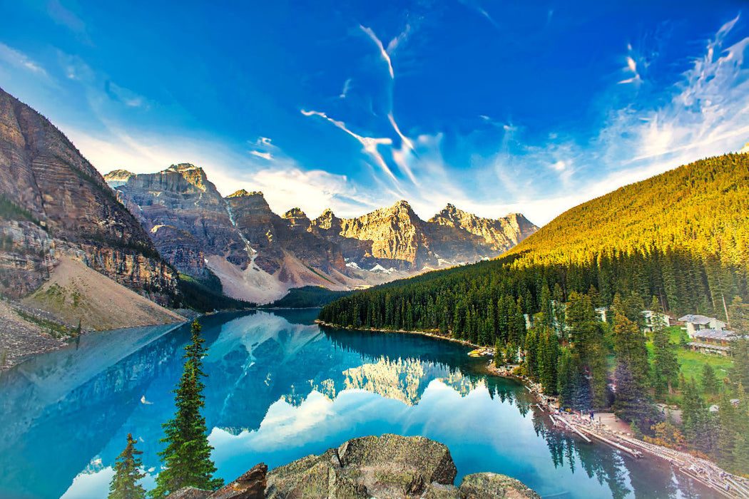 Premium Textil-Leinwand Der See liegt im Valley of the Ten Peaks, in einem Tal auf einer Höhe von 1.884 m über dem Meeresspiegel.