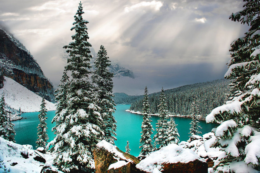 Premium Textil-Leinwand Der Moraine Lake (auf deutsch „Moränensee“) ist ein von Gletschern gespeister See im Banff-Nationalpark/ Alberta.