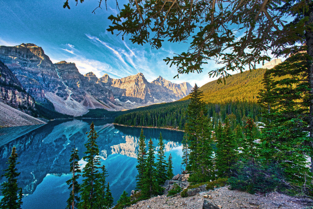 Premium Textil-Leinwand Das beeindruckende Panorama über den Moraine Lake zeigt die ganze Schönheit der kanadischen Rocky Mountains.