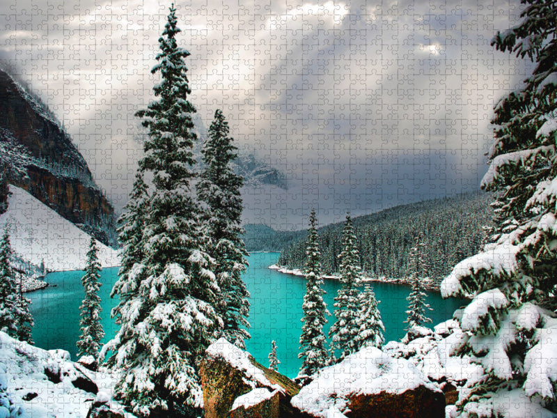 Le lac Moraine est un lac alimenté par les glaciers du parc national Banff, en Alberta. - Puzzle photo CALVENDO'