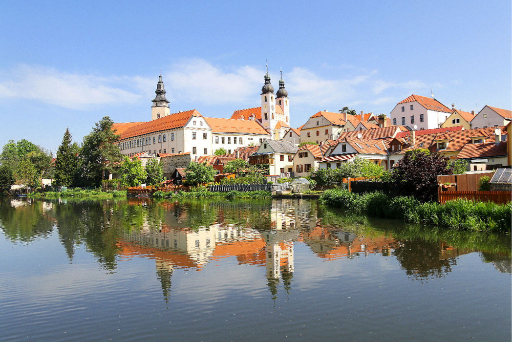 Premium Textil-Leinwand Die tschechische Stadt Teltsch, gleich Telc, im Teich gespiegelt