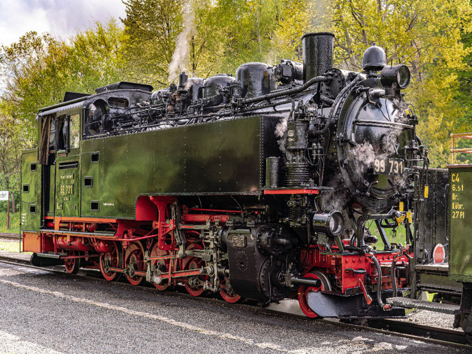 Locomotive à vapeur 99 731 du chemin de fer à voie étroite de la région de Haute-Lusace dans la gare de Kurort Jonsdorf. - Puzzle photo CALVENDO' 