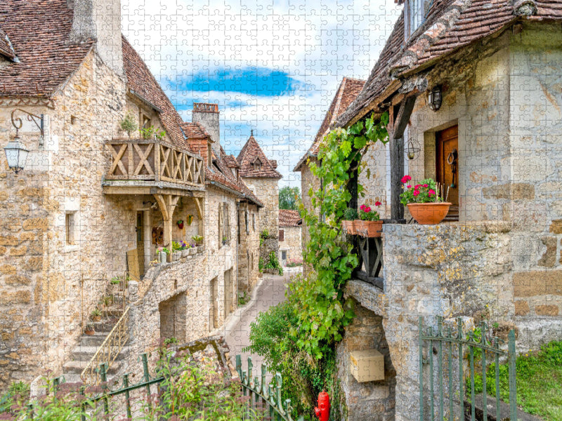 Carennac mit alten Gassen und Zinnen auf den Wehrmauern mit stadttorähnlichem Bogendurchlass zum Abteigebäude - CALVENDO Foto-Puzzle'