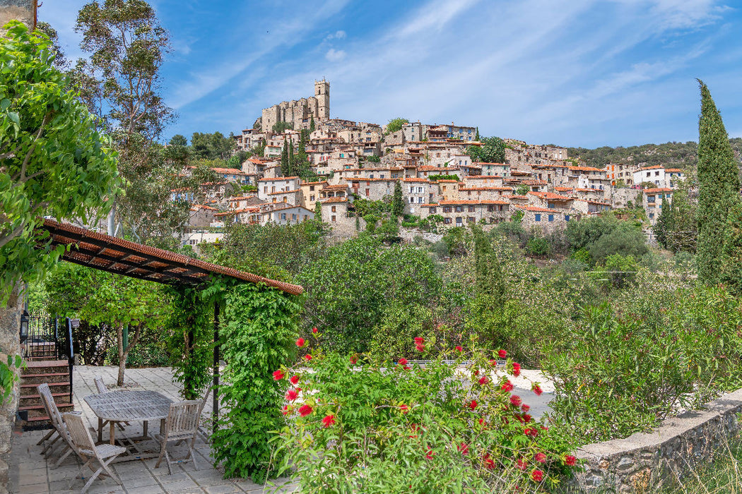 Premium Textil-Leinwand Eus. Eines der schönsten Dörfer Frankreichs auf einer Granitsteinanhöhe