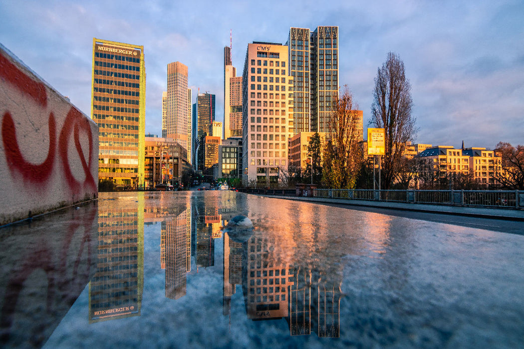 Premium Textil-Leinwand Frankfurt - Untermainbrücke Skyline Blick am Morgen