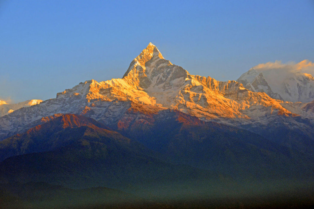 Premium Textil-Leinwand Der beeindruckende Machhapuchhre (6993 m) am frühen Morgen vom Aussichtspunkt Sarangkot