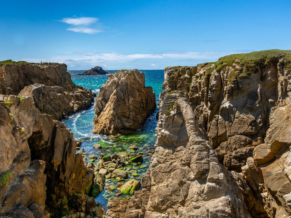 Blick an der Felsküste auf ein blau und grün schimmerndes Wasser - CALVENDO Foto-Puzzle'