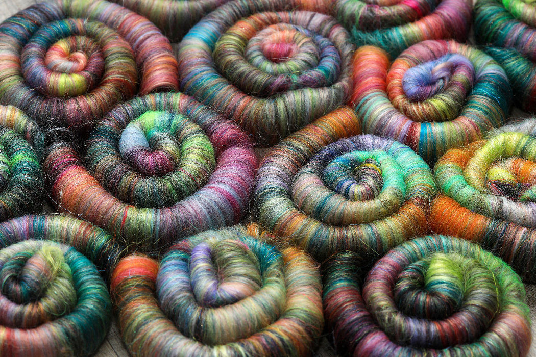 Premium Textil-Leinwand Spinnfutter - Kunterbunte handgedrehte Rolags aus Wolle und anderen schönen Fasern