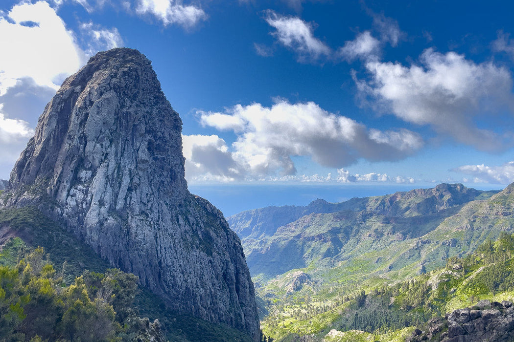 Premium Textil-Leinwand Ausblick auf den Roque de Agando auf der wunderschönen spanischen Insel La Gomera