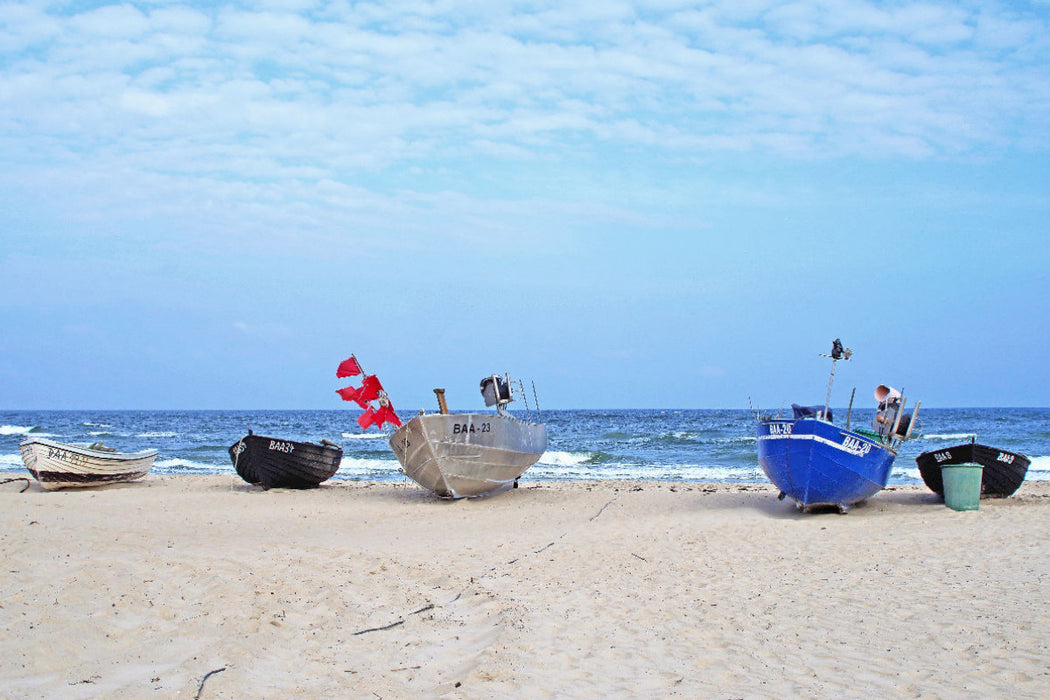 Premium Textil-Leinwand Fischerboote am Strand bei Baabe auf der Insel Rügen