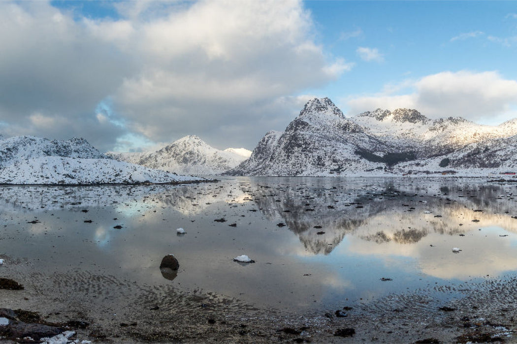 Premium Textil-Leinwand Winterliche Fjordlandschaft am Flakstadpollen auf den Lofoten