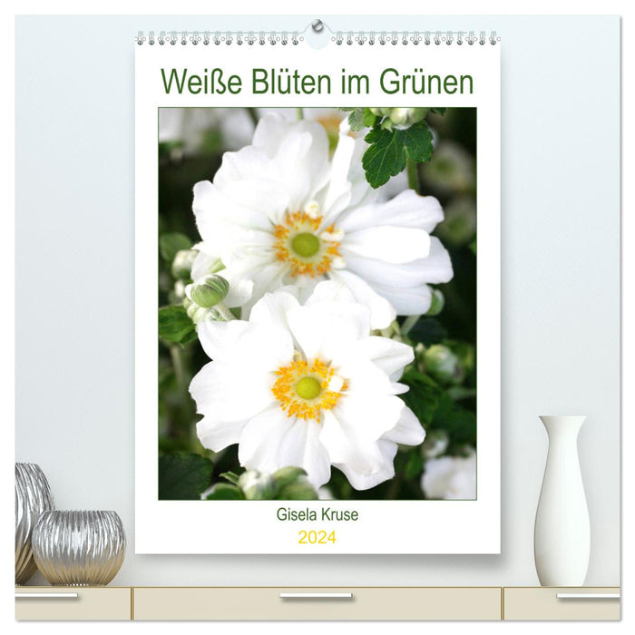 Weiße Blüten im Grünen (CALVENDO Premium Wandkalender 2024)
