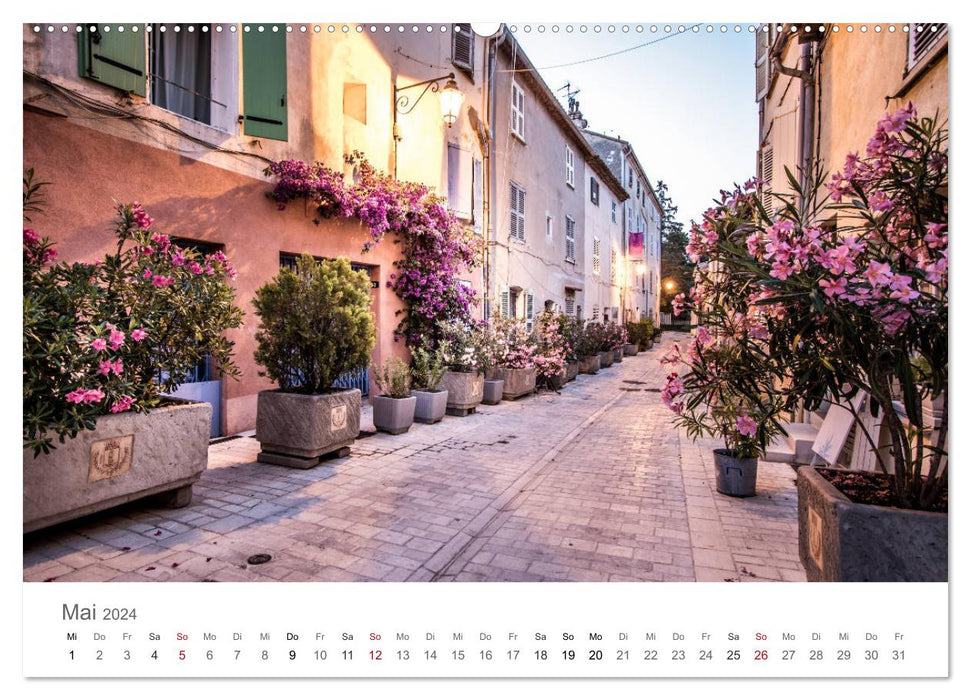 Saint Tropez - Photographie de rue tôt le matin (Calendrier mural CALVENDO 2024) 