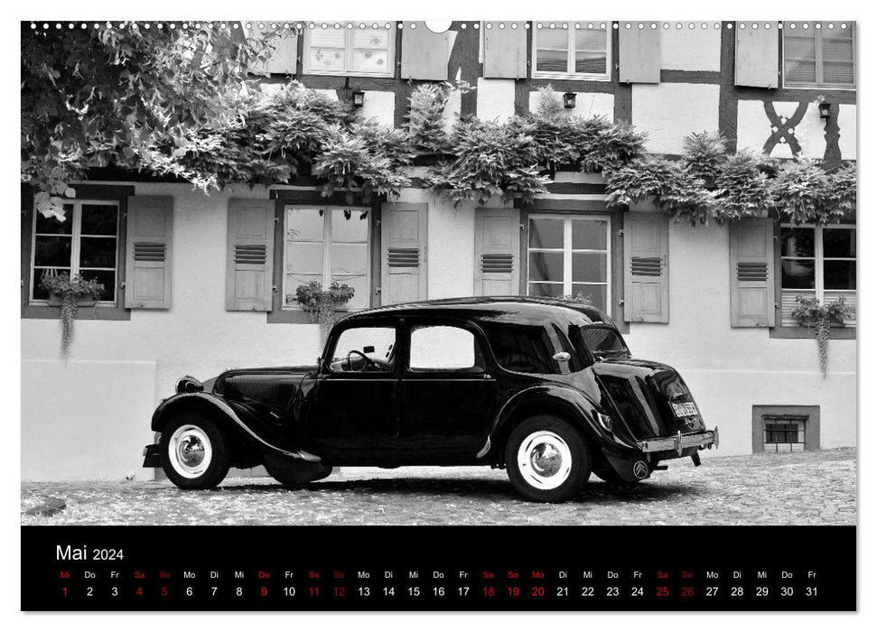 Citroën 11 CV Traction Avant in schwarzweiss (CALVENDO Wandkalender 2024)