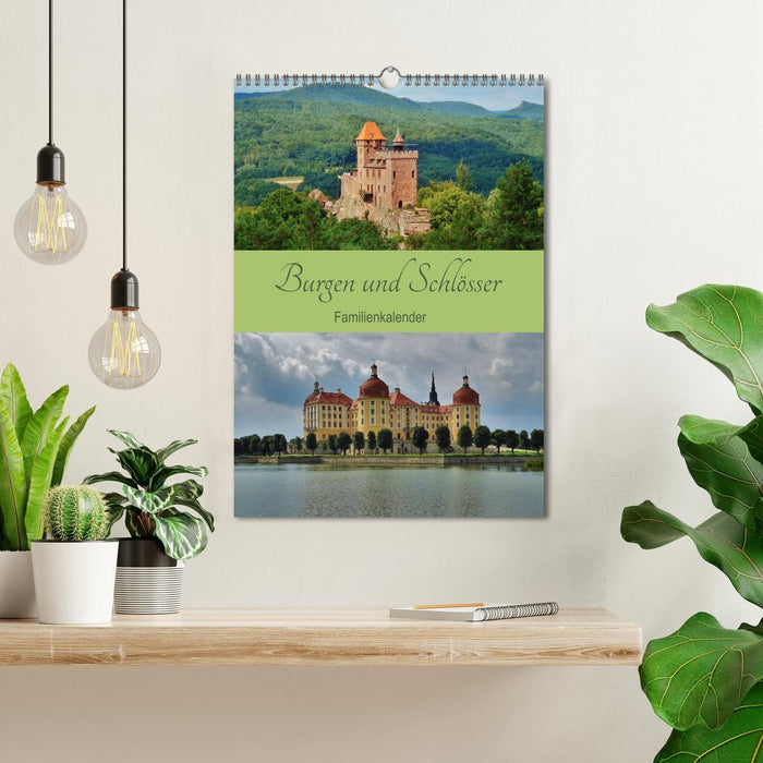 Castles and palaces - family calendar (CALVENDO wall calendar 2024) 