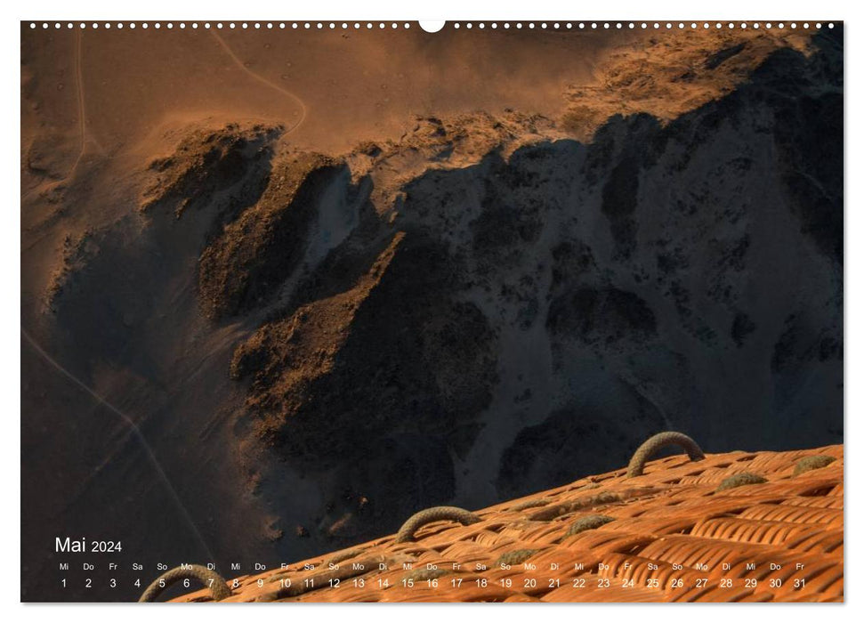 In a balloon over Sossusvlei, Namibia (CALVENDO wall calendar 2024) 