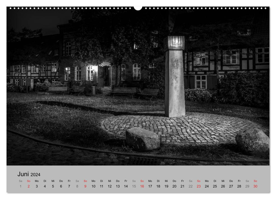 Hansestadt Stralsund bei Nacht (mit GPS-Koordinaten) (CALVENDO Wandkalender 2024)