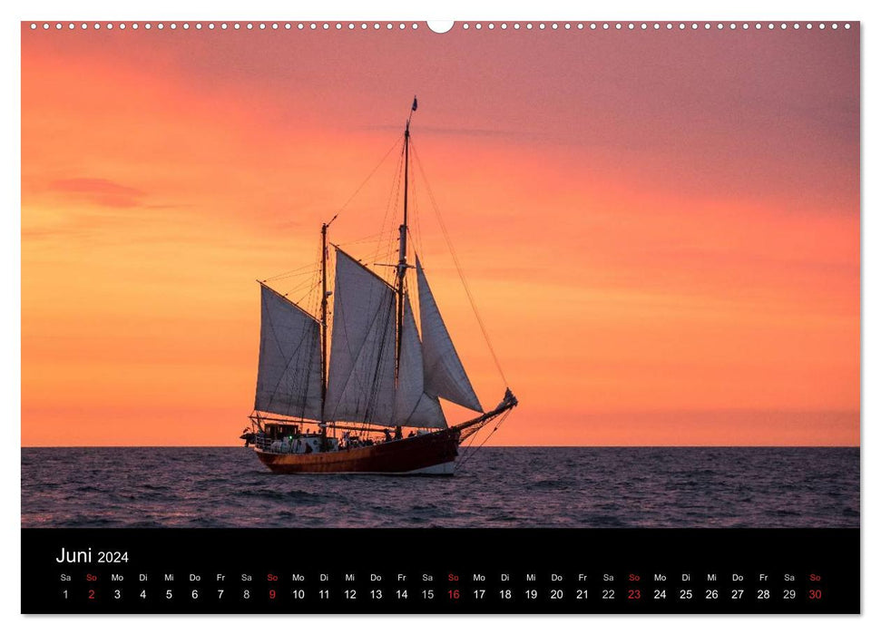 Windjammer auf der Ostsee im Abendlicht (CALVENDO Premium Wandkalender 2024)