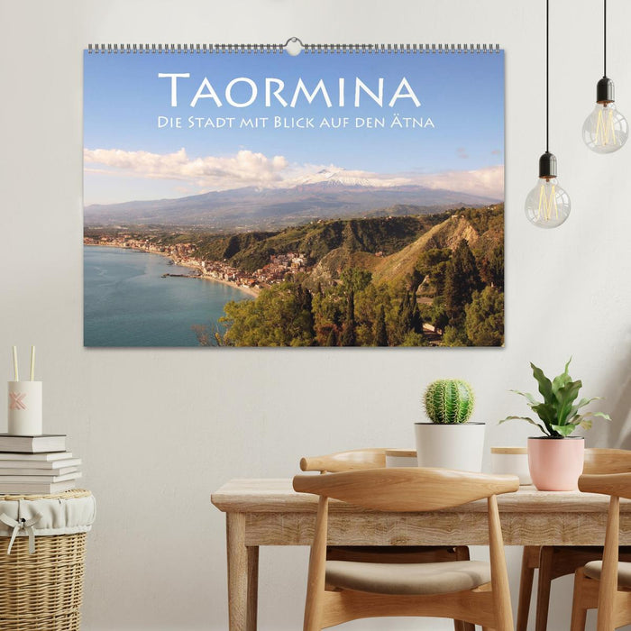 Taormina, die Stadt mit Blick auf den Ätna (CALVENDO Wandkalender 2024)