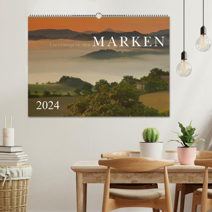 Sur la route dans les Marches (calendrier mural CALVENDO 2024) 