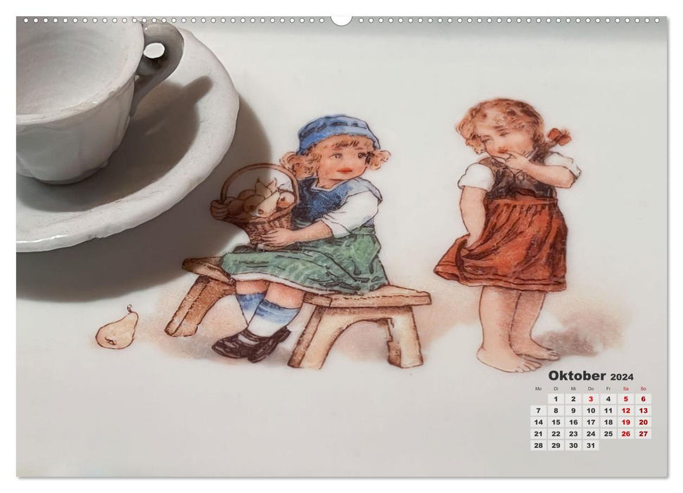 Kinderszenen auf altem Puppengeschirr (CALVENDO Premium Wandkalender 2024)