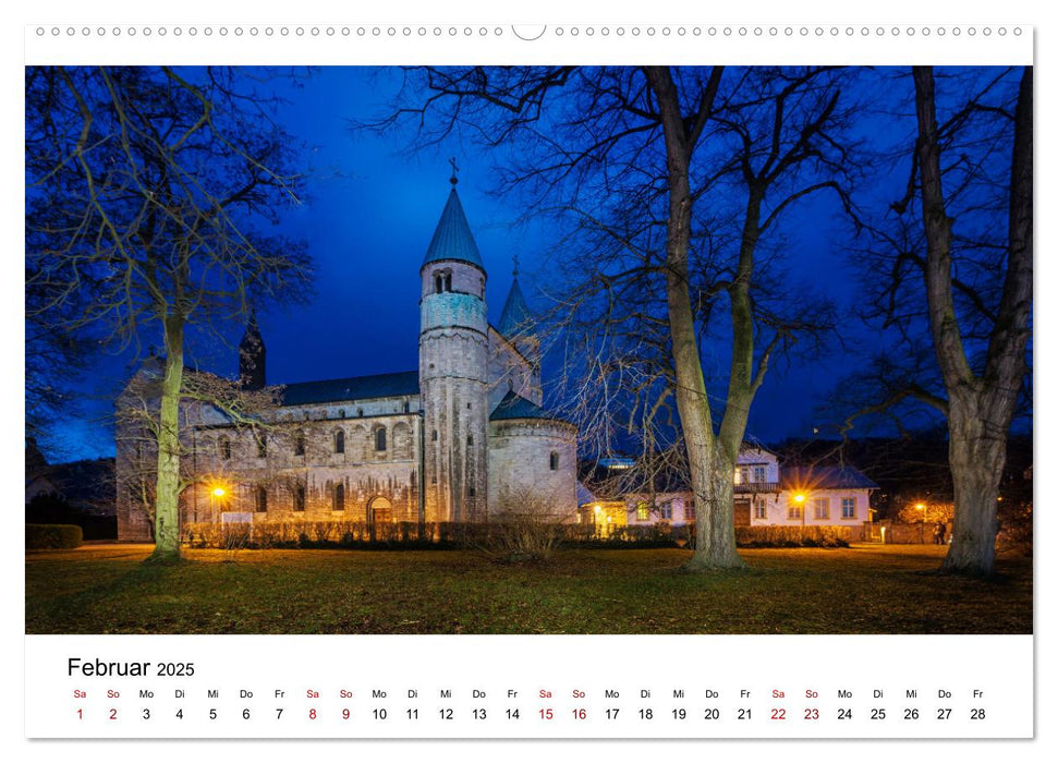 Auf den Spuren der Romanik zur blauen Stunde (CALVENDO Premium Wandkalender 2025)