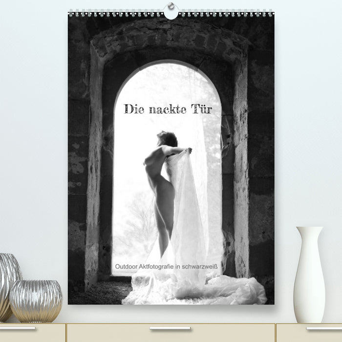 The Naked Door - Outdoor Nude Photography in Black and White (CALVENDO Premium Wall Calendar 2024) 