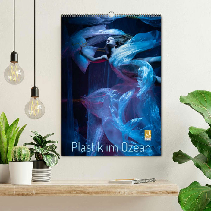 Plastik im Ozean (CALVENDO Wandkalender 2024)