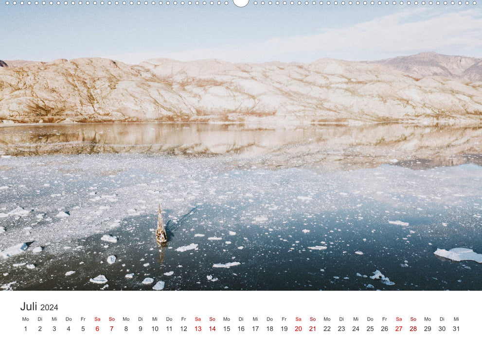 Between the icebergs in Greenland (CALVENDO Premium Wall Calendar 2024) 