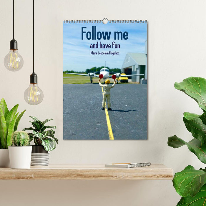 Follow me and have fun - kleine Leute am Flugplatz (CALVENDO Wandkalender 2024)