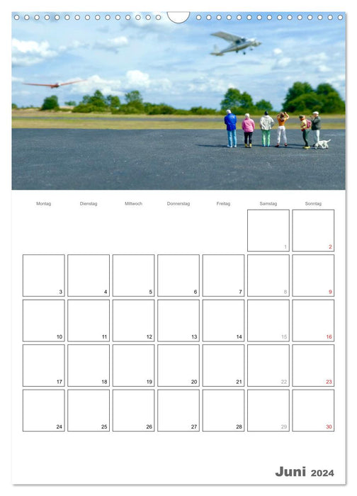Follow me and have fun - kleine Leute am Flugplatz (CALVENDO Wandkalender 2024)