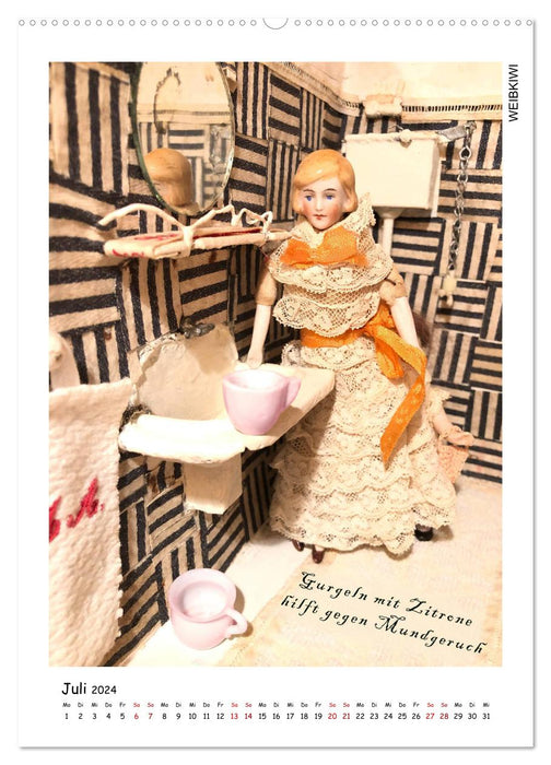 Alte Hausmittel - präsentiert von alten Puppen (CALVENDO Premium Wandkalender 2024)