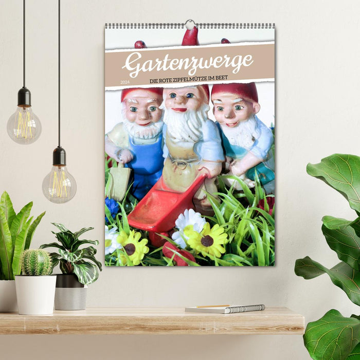 Gartenzwerge: Die rote Zipfelmütze im Beet (CALVENDO Wandkalender 2024)