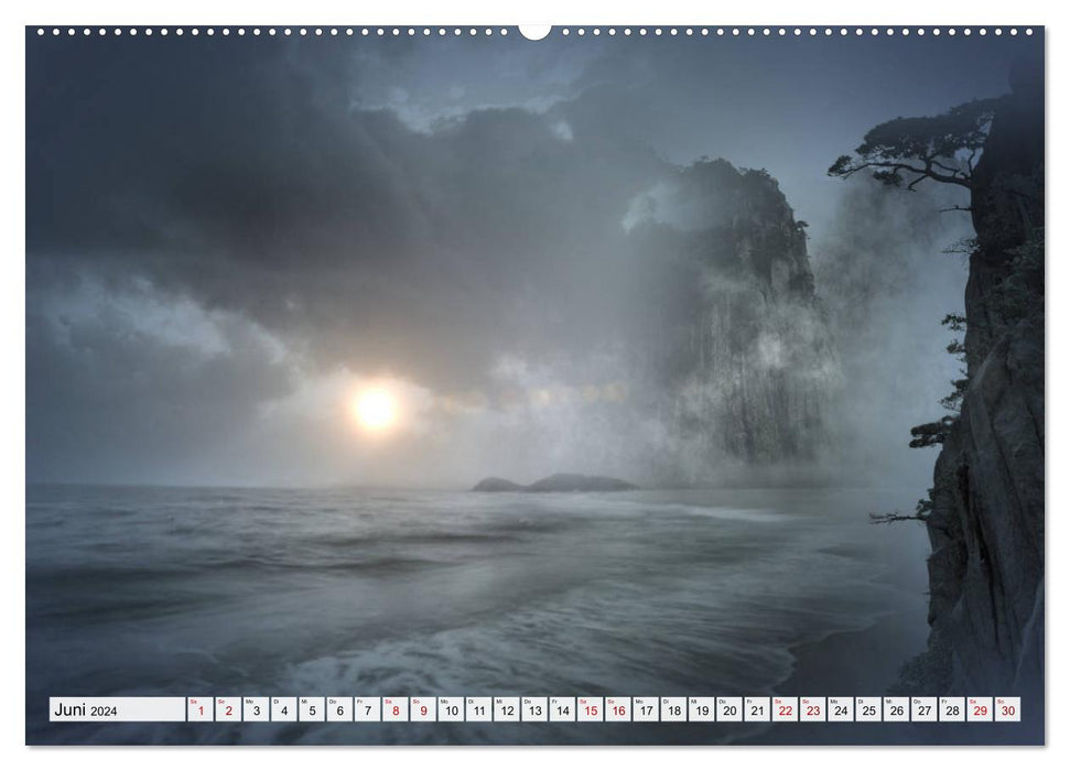 Göttererwachen. Die Natur im mystischen Nebel (CALVENDO Premium Wandkalender 2024)