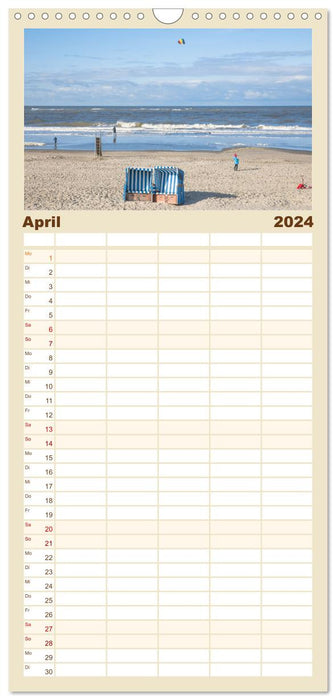 Am Strand von Langeoog (CALVENDO Familienplaner 2024)