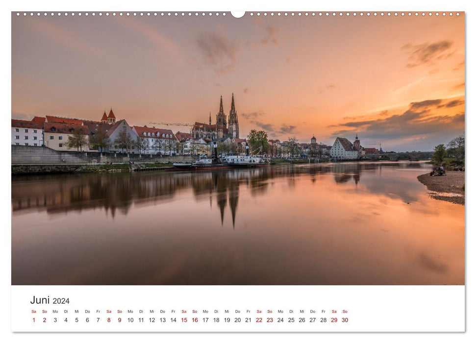 Regensburg kunstvoll in Szene gesetzt (CALVENDO Premium Wandkalender 2024)